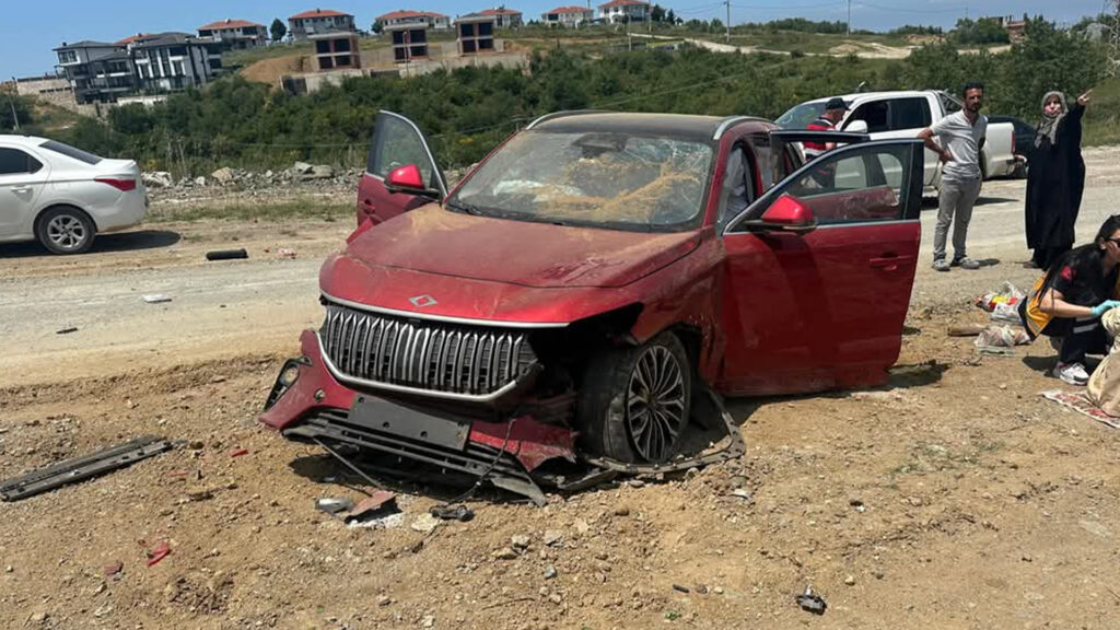 Yalova'da Korkutan Kaza: Araç 4 Metreden Uçtu, 2 Kişi Yaralandı